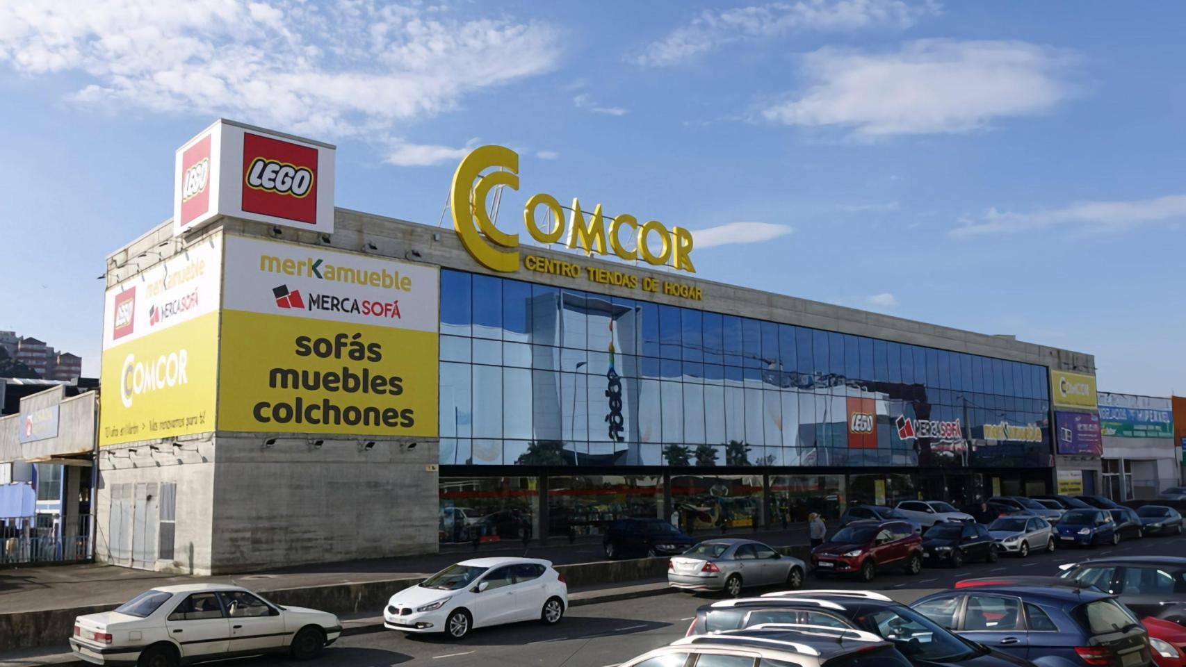 Exterior de la nave comercial en la que se ubica la tienda de LEGO en Narón