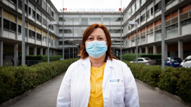 Mercedes, auxiliar de enfermería, a la entrada del Hospital Infanta Leonor.