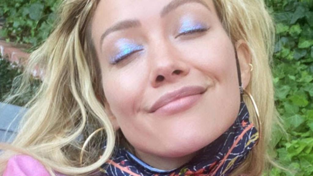 Hilary Duff optó por un maquillaje de ojos efecto holográfico.