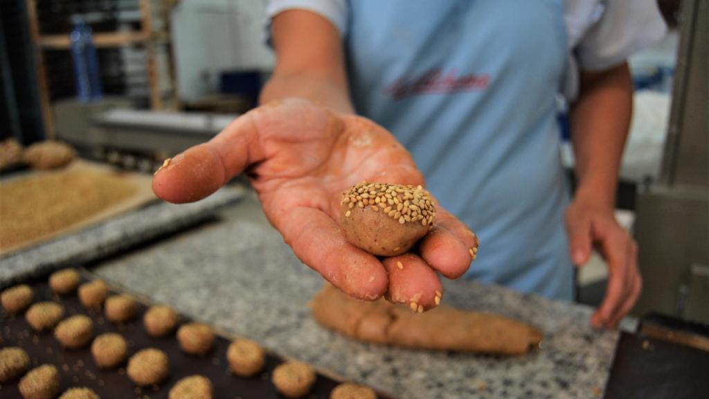 Una trabajadora sostiene un mantecado antes de su horneado.