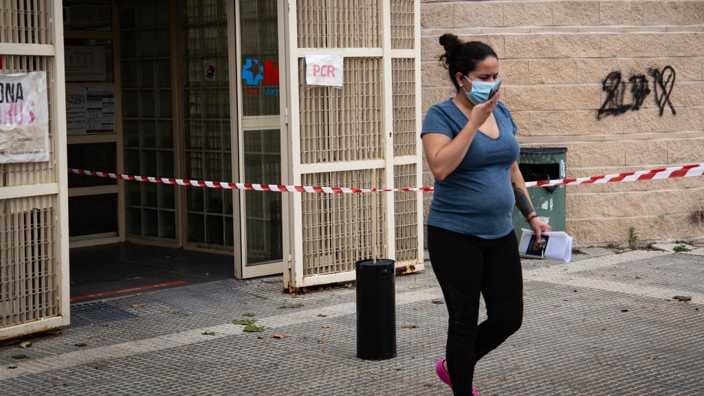 Una paciente sale de un centro de salud adscrito al Hospital Infanta Leonor.