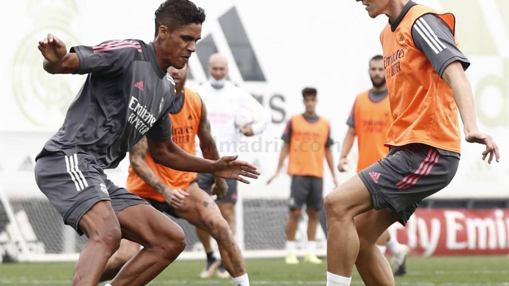 Odegaard durante un entrenamiento del Real Madrid frente a Varane