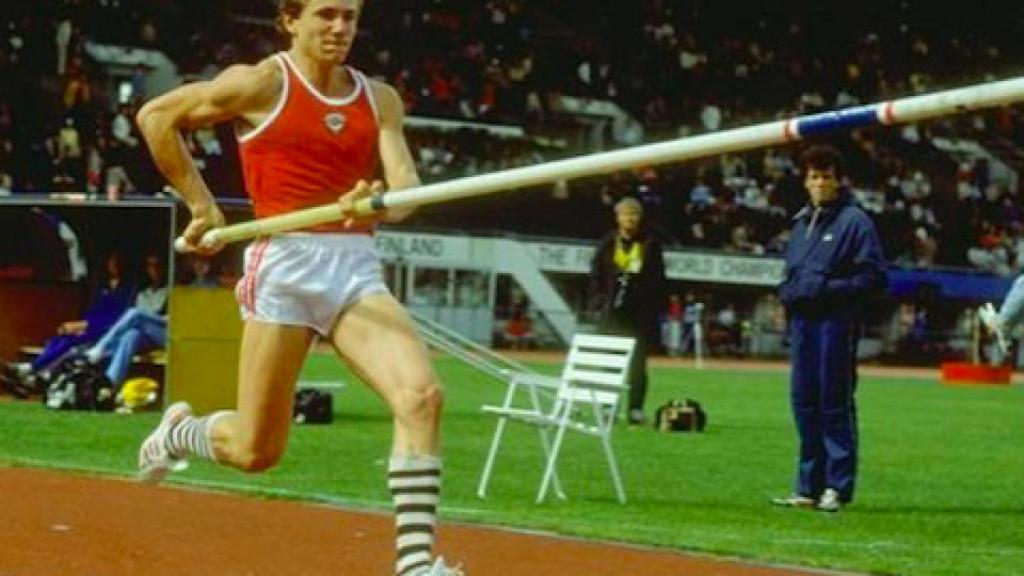 Sergei Bubka establece el récord indoor