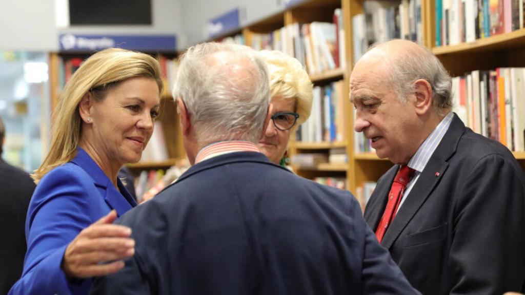 María Dolores de Cospedal (i), junto a Jorge Fernández Díaz (d)