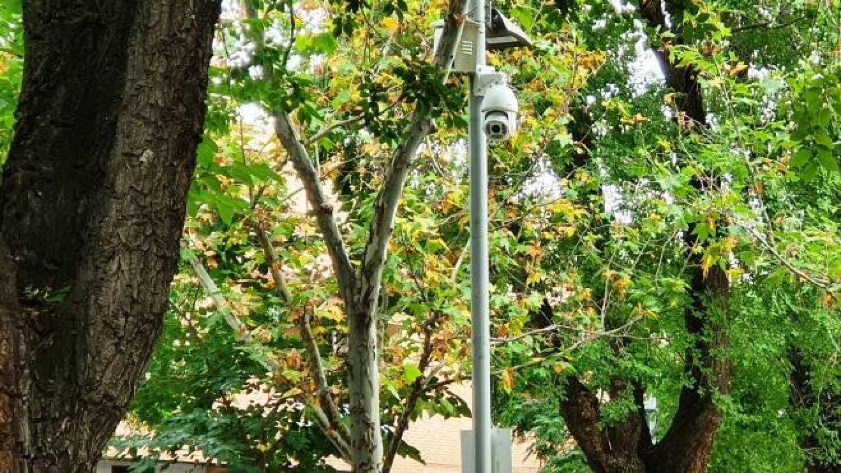 Cámara de vigilancia en una plaza de Azuqueca