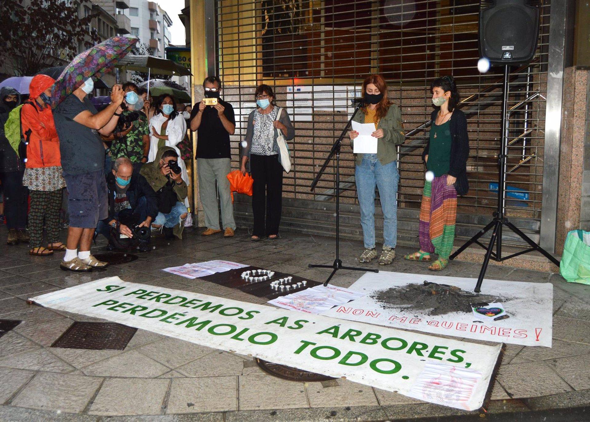 Un momento de la protesta, ayer en Ourense (Europa Press).
