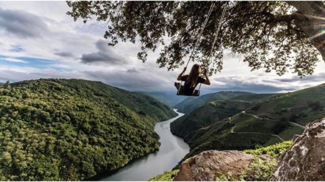 El columpio de la Adega Terra Brava (Ribeira Sacra).