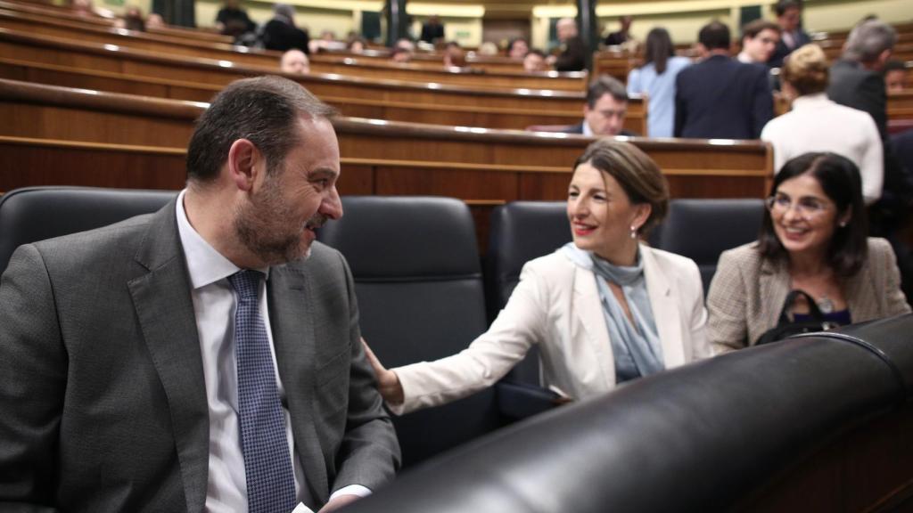 El ministro de Transportes, Movilidad y Agenda Urbana, José Luis Ábalos, saluda a las ministras de Trabajo y Economía Social, Yolanda Díaz, y de Política Territorial y Función Pública, Carolina Darias.