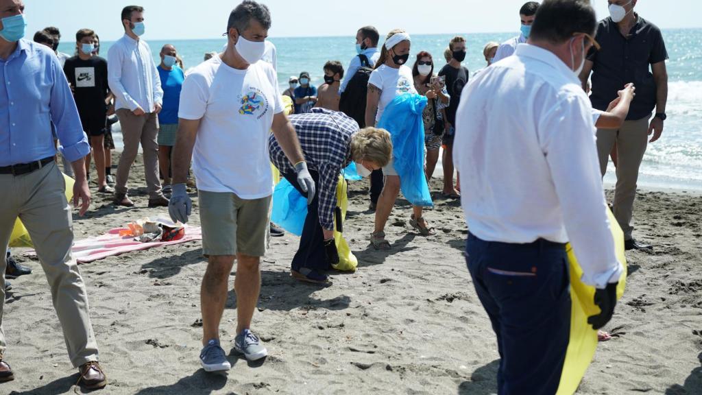 La reina Sofía recogiendo basura en las playas de Málaga.