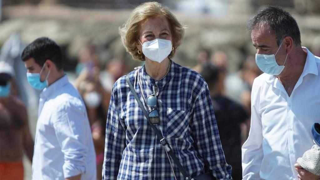 La reina Sofía con mascarilla y guantes en las playas de Málaga.