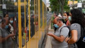 Varios pasajeros esperan en la estación de Cais de Sodre, en Lisboa. Reuters