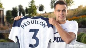 Reguilón posando con la camiseta del Tottenham