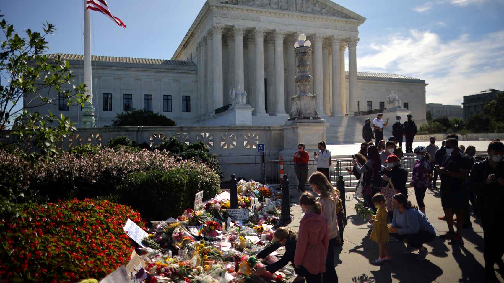 Decenas de personas rinden homenaje a la jueza Ginsburg frente al Tribunal Supremo.