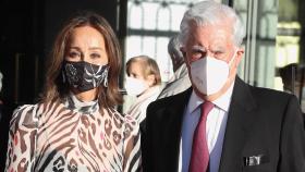 Isabel Preysler y Mario Vargas Llosa a las puertas del Teatro Real.