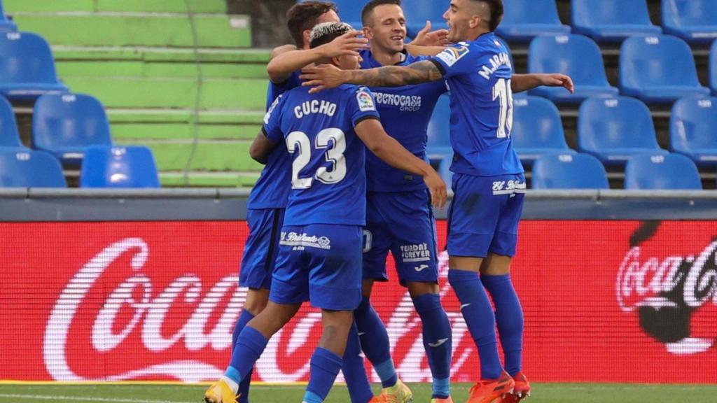 Los jugadores del Getafe celebran el gol de Mata