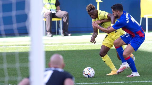 Samuel Chukwueze, jugador del Villarreal, defendiendo un balón