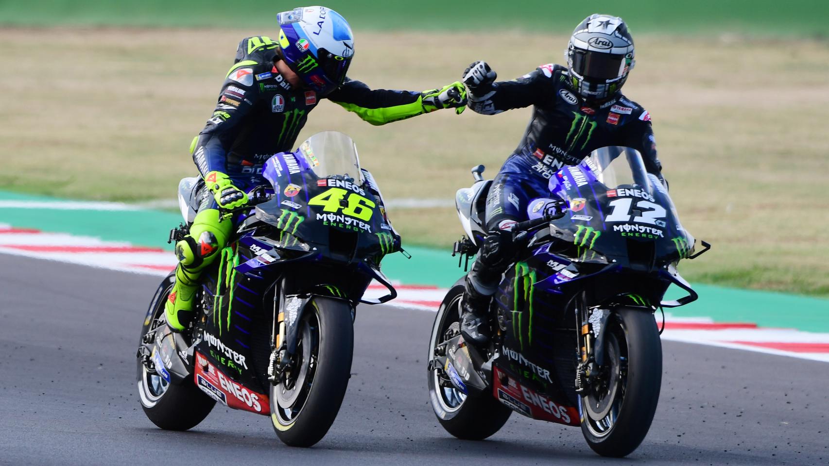 Maverick Viñales recibe la felicitación de Valentino Rossi, su compañero de equipo, en Misano.