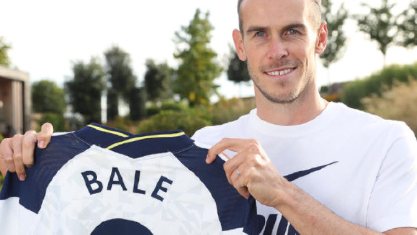 Bale posando con la camiseta del Tottenham