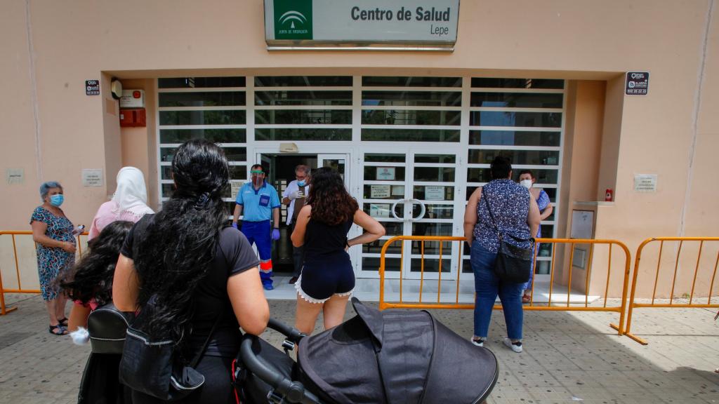 Vecinos de Lepe (Huelva) acuden a un Centro de Salud de la localidad onubense.