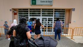 Vecinos de Lepe (Huelva) acuden a un Centro de Salud de la localidad onubense.