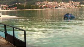 Un coche acaba en el mar en Moaña (Pontevedra) al subir la marea y lo rescatan los vecinos