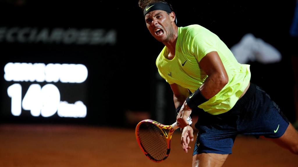 Nadal, sacando durante el partido ante Schwartzman.