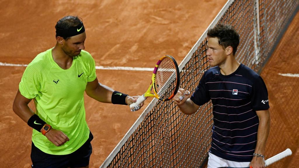 Nadal se saluda con Schwartzman tras el partido.