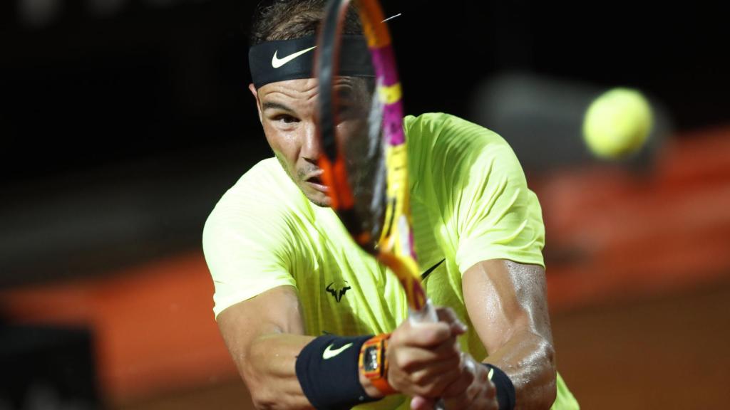 Nadal, golpeando con su revés en el partido ante Schwartzman.