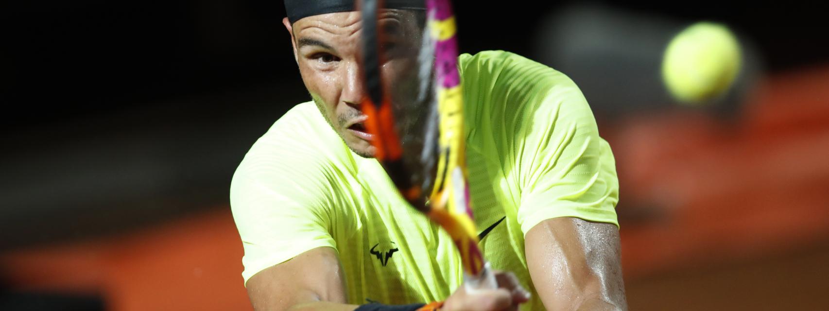 Nadal, golpeando con su revés en el partido ante Schwartzman.