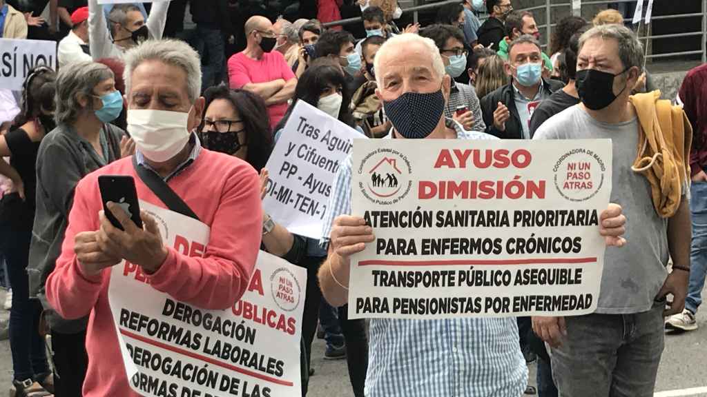 Dos vecinos de Puente de Vallecas, en la manifestación.