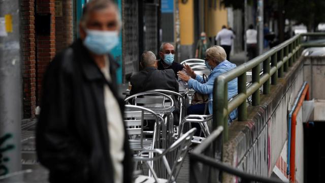 Vecinos de Carabanchel sentados en la terraza de un bar de su barrio este domingo.