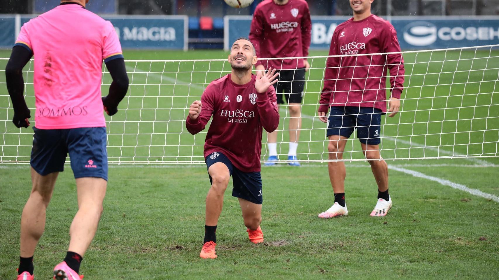 Los jugadores de la SD Huesca, durante un entrenamiento