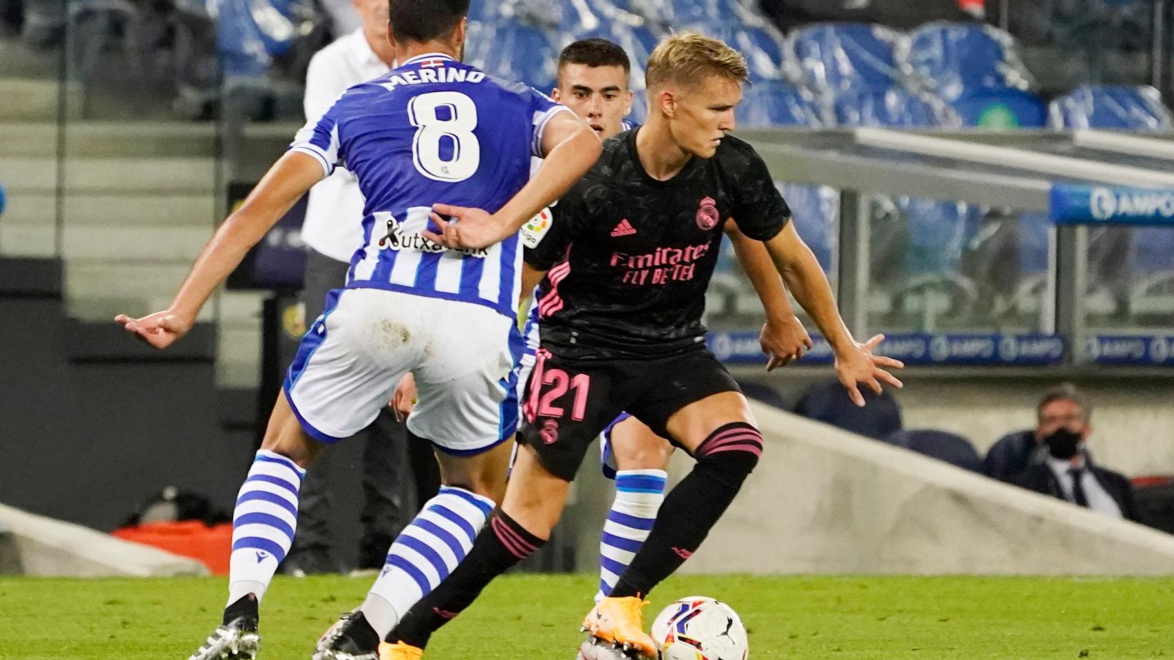 Mikel Merino presiona a Martin Odegaard