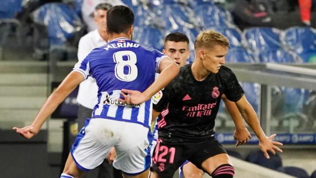 Mikel Merino presiona a Martin Odegaard