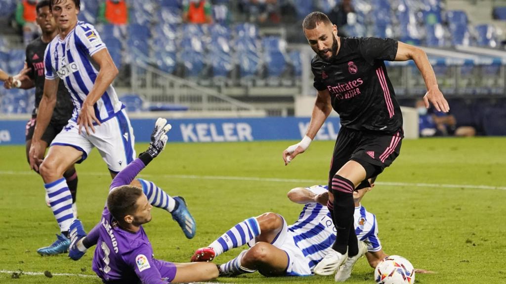 Benzema intenta superar a Remiro en el área