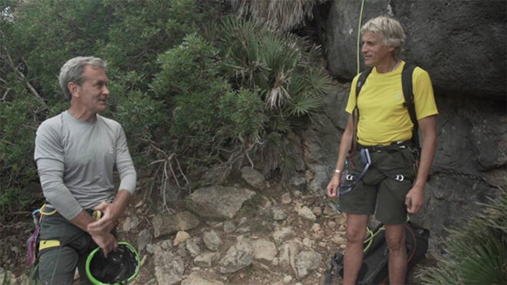 Fernando Simón y Jesús Calleja, en pleno rodaje (Mediaset)