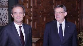 Jordi Gual, presidente de CaixaBank, junto al presidente valenciano, Ximo Puig. EE