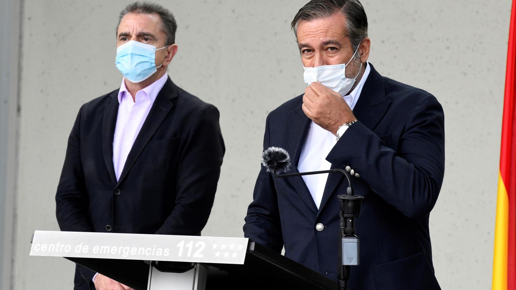 El consejero de Justicia, Enrique López (d), junto al delegado del Gobierno en Madrid, José Manuel Franco (i).