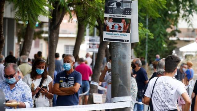 Varias personas esperan para realizarse la PCR en Sant Boi del Llobregat.