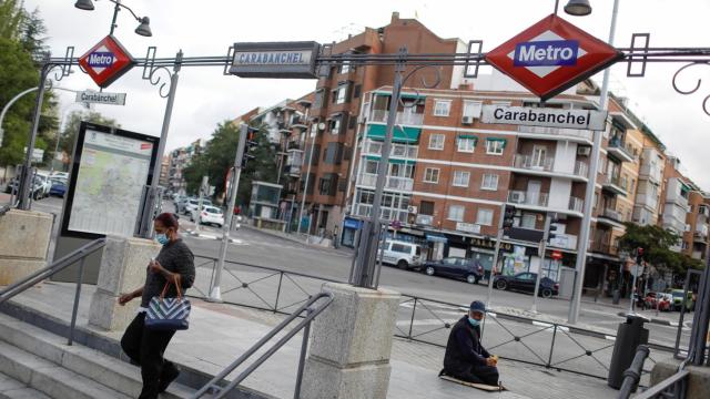 Una vecina de Carabanchel accede a un acceso al Metro este domingo.