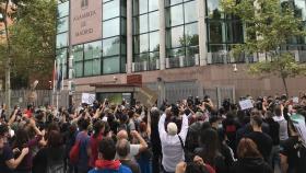 Manifestantes contra la Policía, a la entrada de la Asamblea de Madrid.