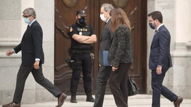 Torra, seguido de Aragonés y junto a  Budó, a su llegada al Supremo el pasado día 17