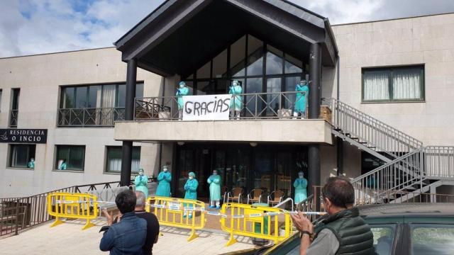 O Incio (Lugo) homenajea con aplausos a una de las residencias gallegas más afectadas