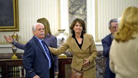 La fiscal general del Estado, Dolores Delgado, saluda al teniente fiscal del Supremo, Luis Navajas.