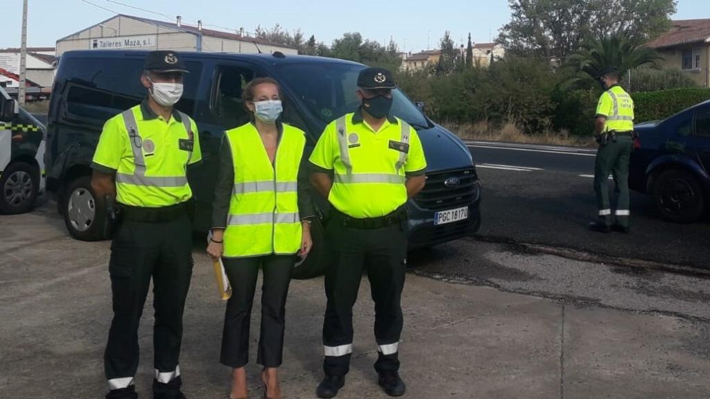 Agentas de la Guardia Civil con las furgonetas camufladas.