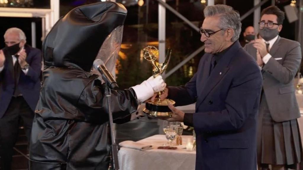 Quizás la foto más reveladora de la gala. Eugene Levy recibiendo su galardón.