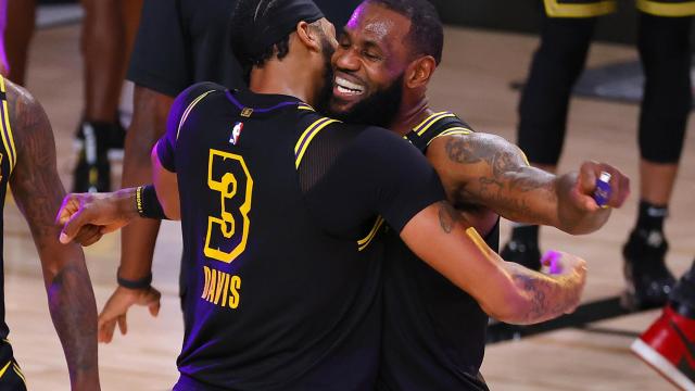 LeBron James y Anthony Davis celebran la victoria