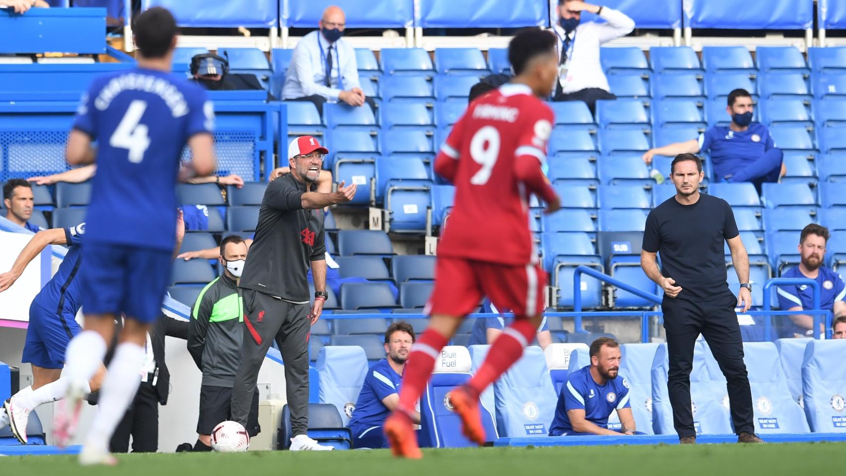 Klopp se dirige con vehemencia a sus jugadores