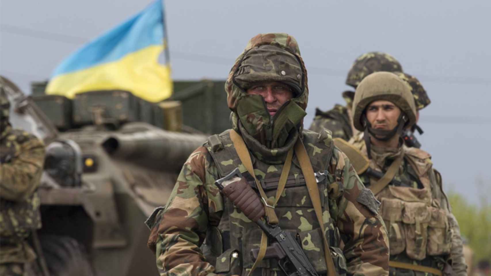 Soldados ucranianos intentando detener las tropas rusas.