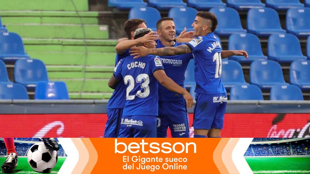 Piña de los jugadores del Getafe en un partido de La Liga 2020/2021